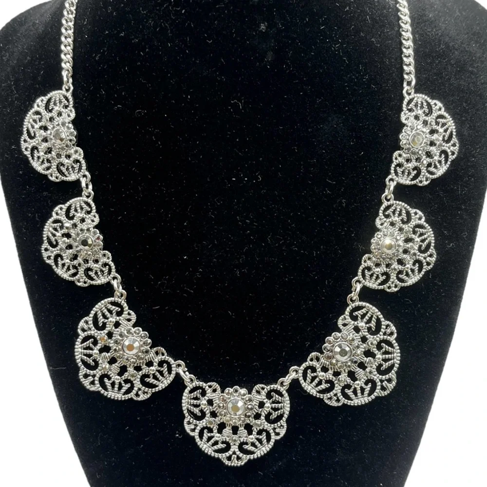 Stunning vintage silver tone filigree ornate chic bib necklace gray rhinestones